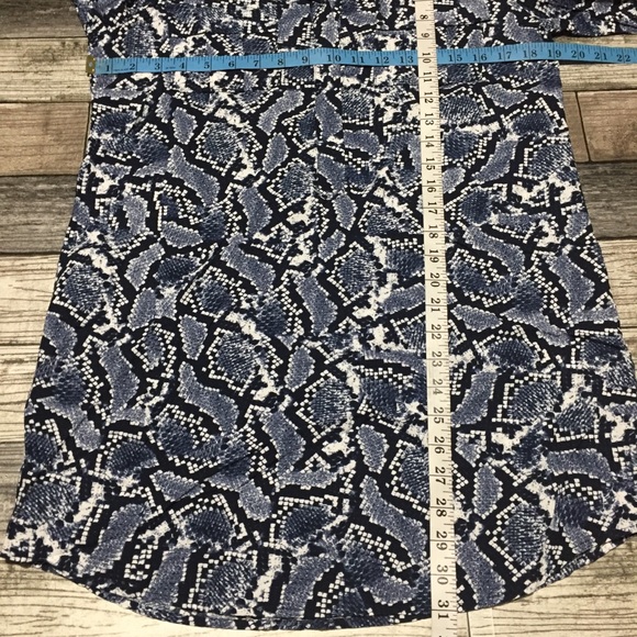 Banana Republic Snake Print 1/2 Button Shirt Women’s 10P Blue Rayon Tunic - Picture 2 of 9
